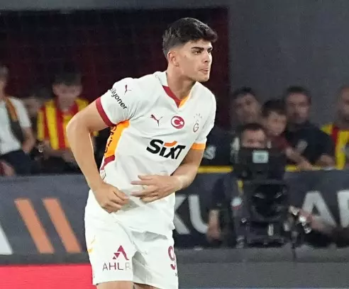 Arda Ünyay maç sırasında savunma aksiyonunda