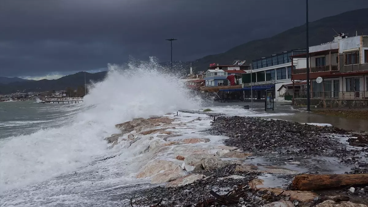 Edremit’te Lodos Rüzgarları Sahili ve İşletmeleri Zor Duruma Soktu