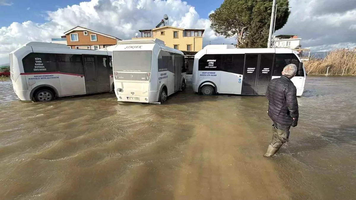 Edremit’te Lodos Fırtınası Sokakları Sular Altına Çekti