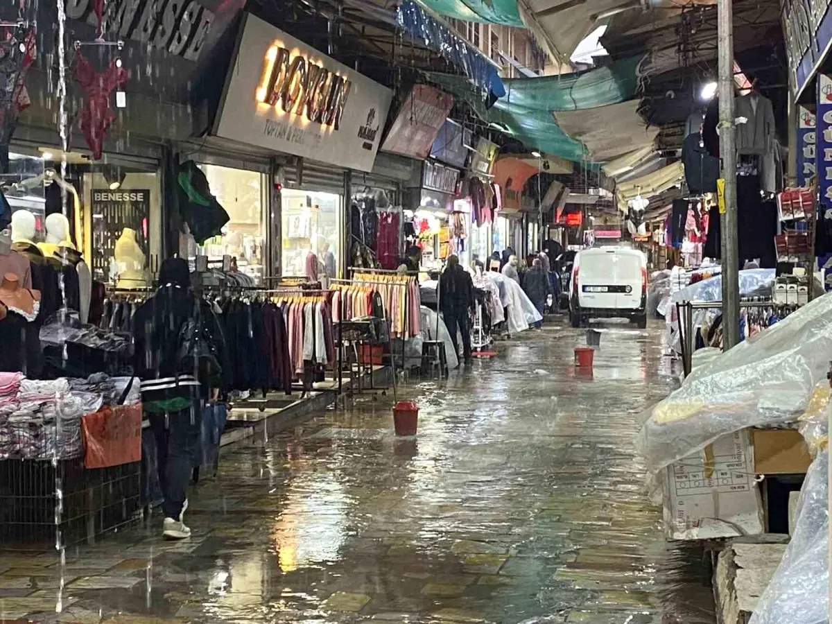 İzmir'in Tarihi Kemeraltı Çarşısı Şiddetli Yağışlar Nedeniyle Sular Altında