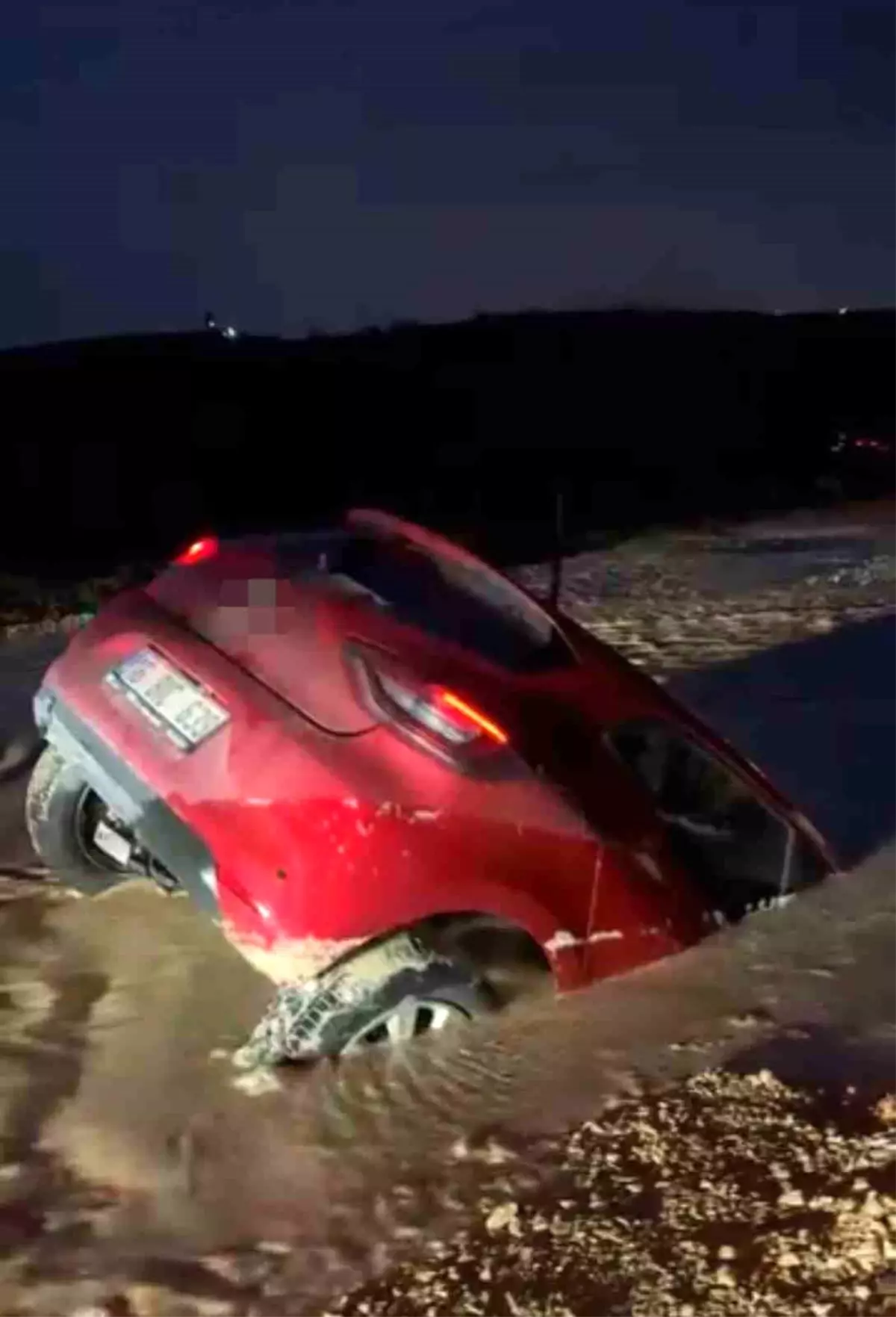 Nilüfer'de Yol Çalışması Sırasında Araç Çamura Battı, Sürücü Zamanında Kurtarıldı