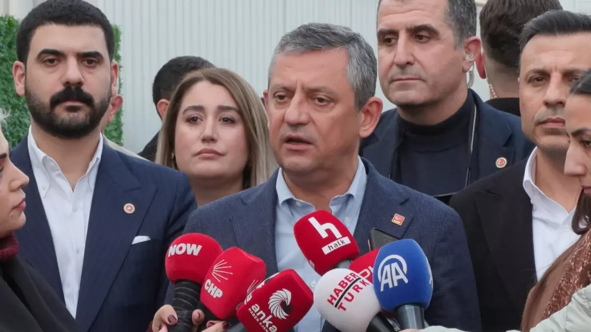 Özgür Özel, Tayfun Kahraman'ı Ziyaret Etti: Sağlık Durumu ve Çevresel Hassasiyet