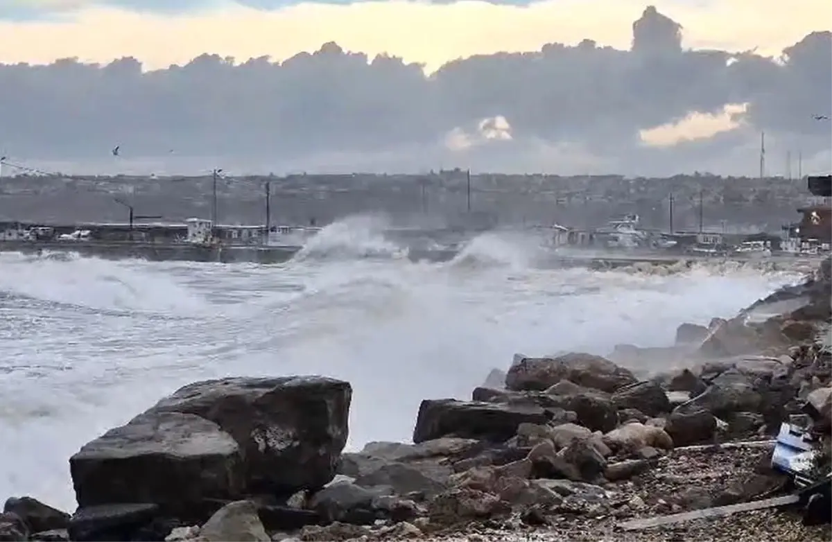 Silivri Sahilinde Şiddetli Lodos Dalgaları Kadınların Yürüyüşünü Zorlaştırdı