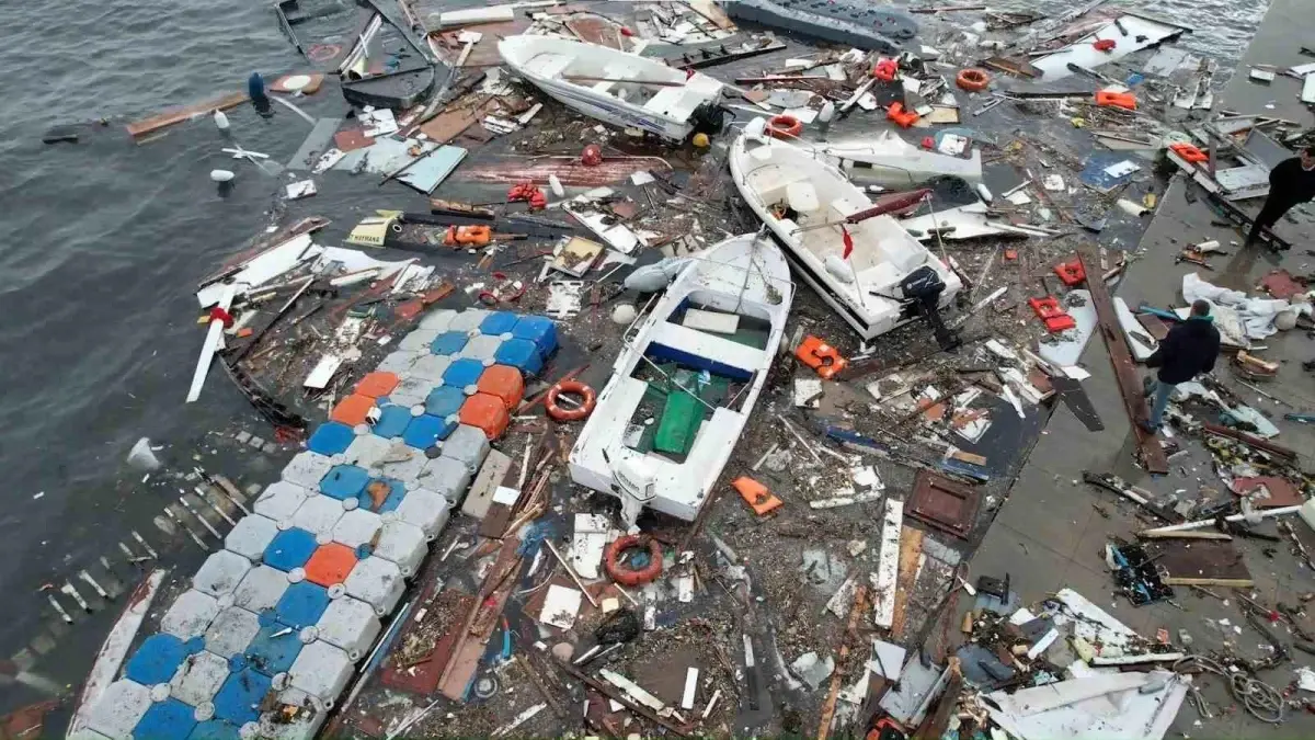 Tuzla Sahilinde Şiddetli Fırtına Sonrası Görüntüler ve Hasar Detayları