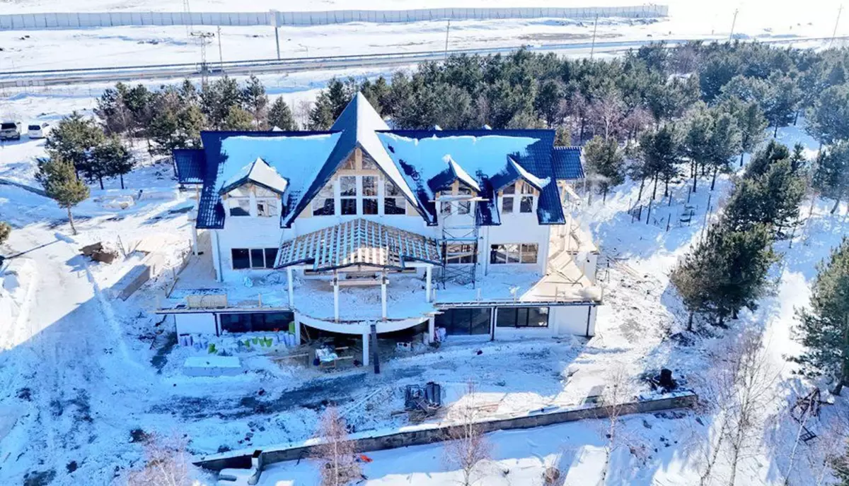 Çıldır Gölü Kıyısında Yeniden Hayata Geçen Kütük Ev Projesi