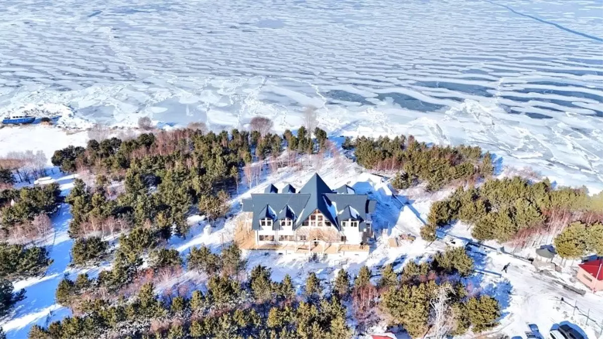 Kütük Ev Yenileniyor: Çıldır Gölü'nde Modern Turizm Tesisi Hızla Tamamlanıyor