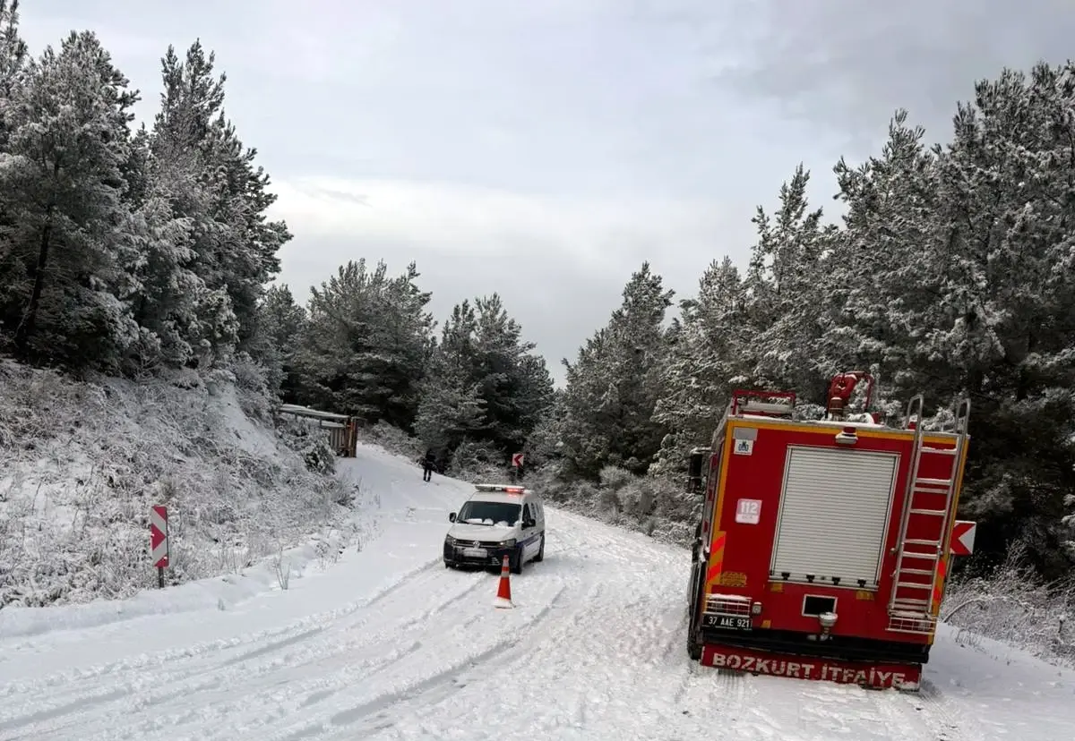 Bozkurt'ta Doğal Gaz Tüplü Tır Devrildi, Sürücü Sağ Salim