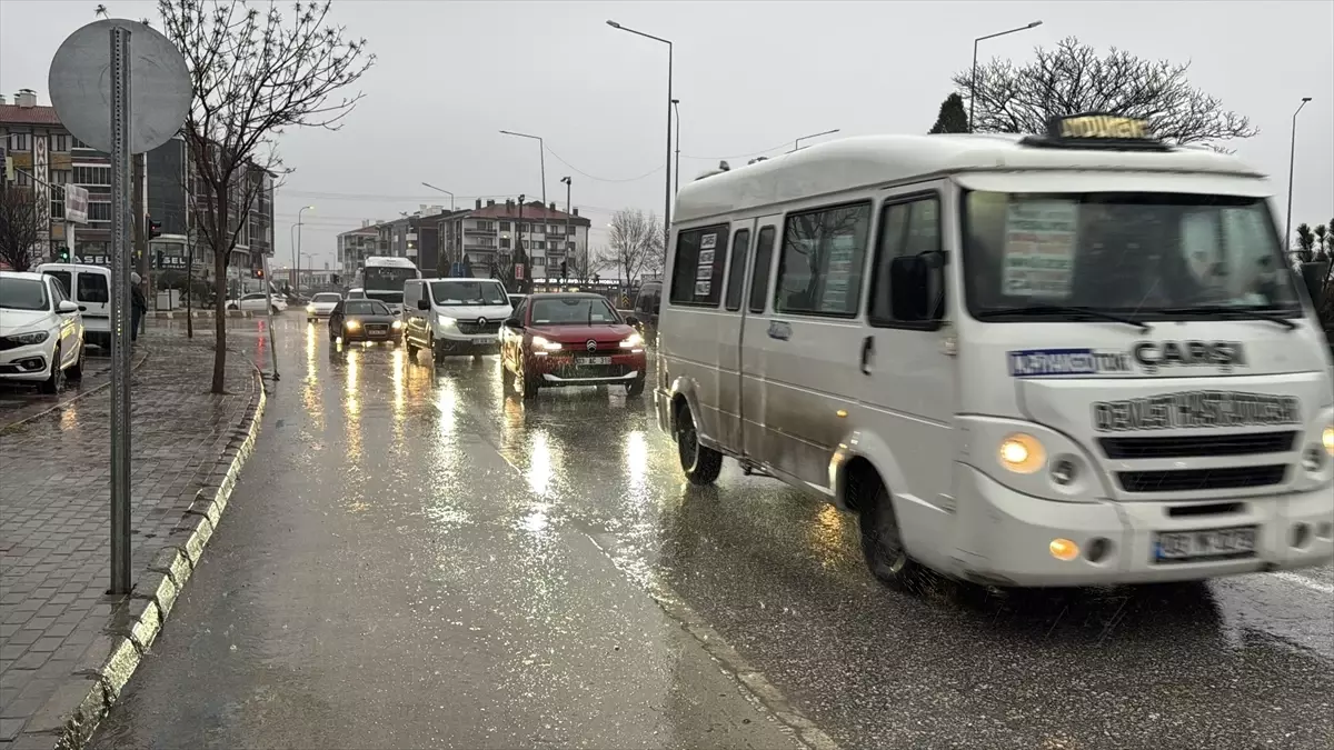 Afyonkarahisar’da Şiddetli Rüzgar ve Sağanak Yağış Trafiği Aksattı