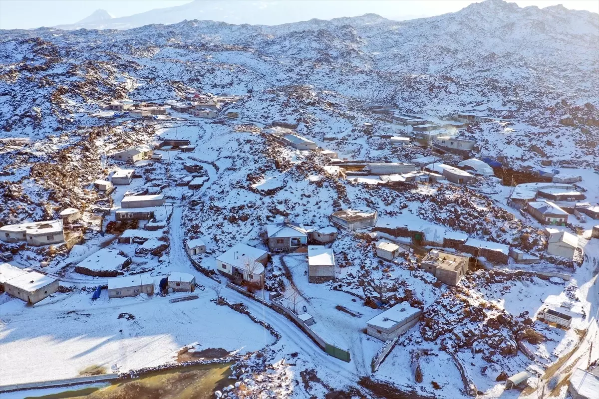 Ağrı Dağı Köylerinde Bembeyaz Kış Manzarası: Drone Kameralarıyla Görüntülendi
