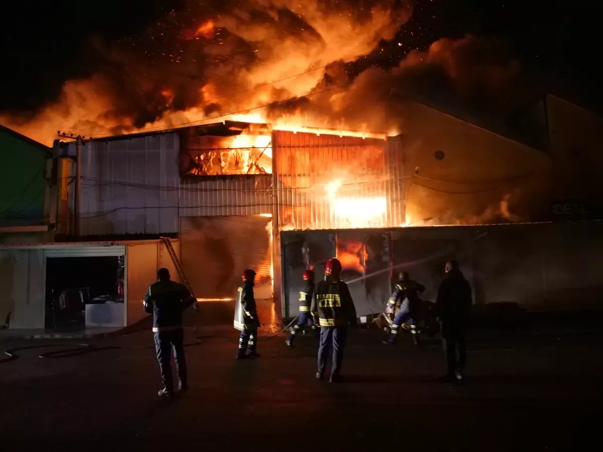 Tiran'da Pazar Depolarındaki Yangın Panik Yaratmadı, Hasar Büyüklüğü Değerlendiriliyor