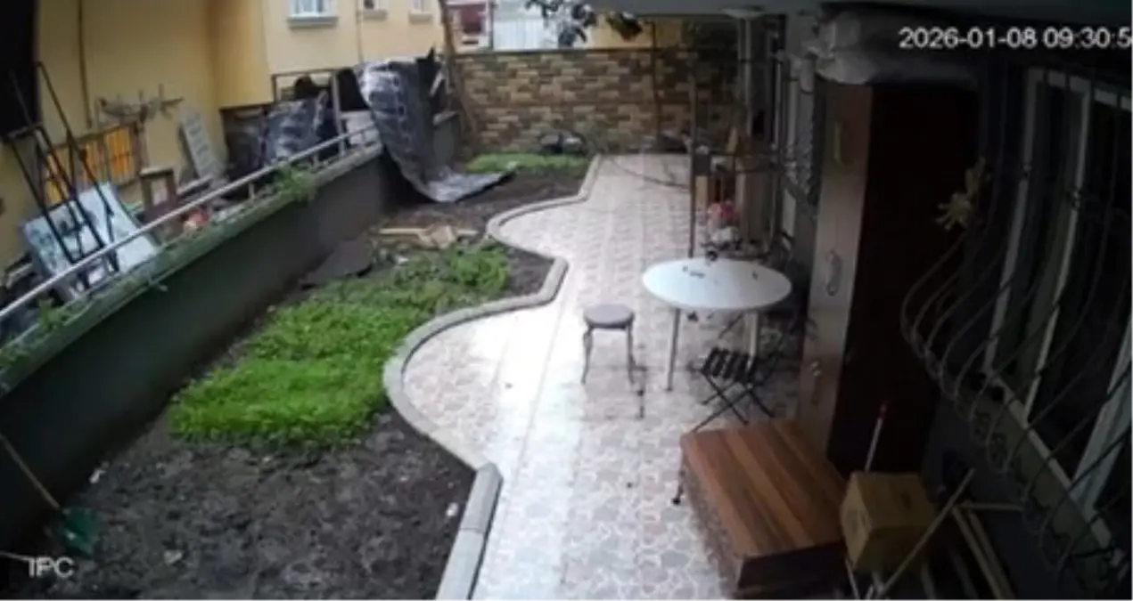 Şiddetli Rüzgar Avcılar’da Çatı Parçalarını Sokaklara Döktü