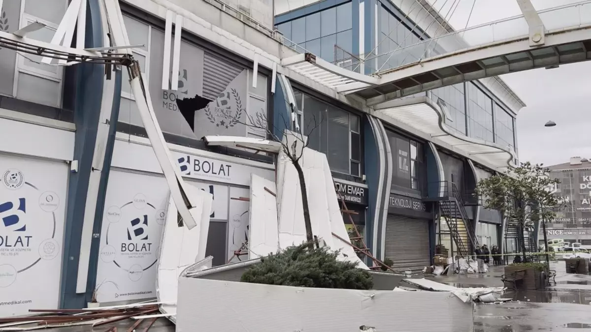 Avcılar’da Şiddetli Rüzgar İş Merkezinin Çatısını ve Dış Cephe Kaplamasını Uçurdu