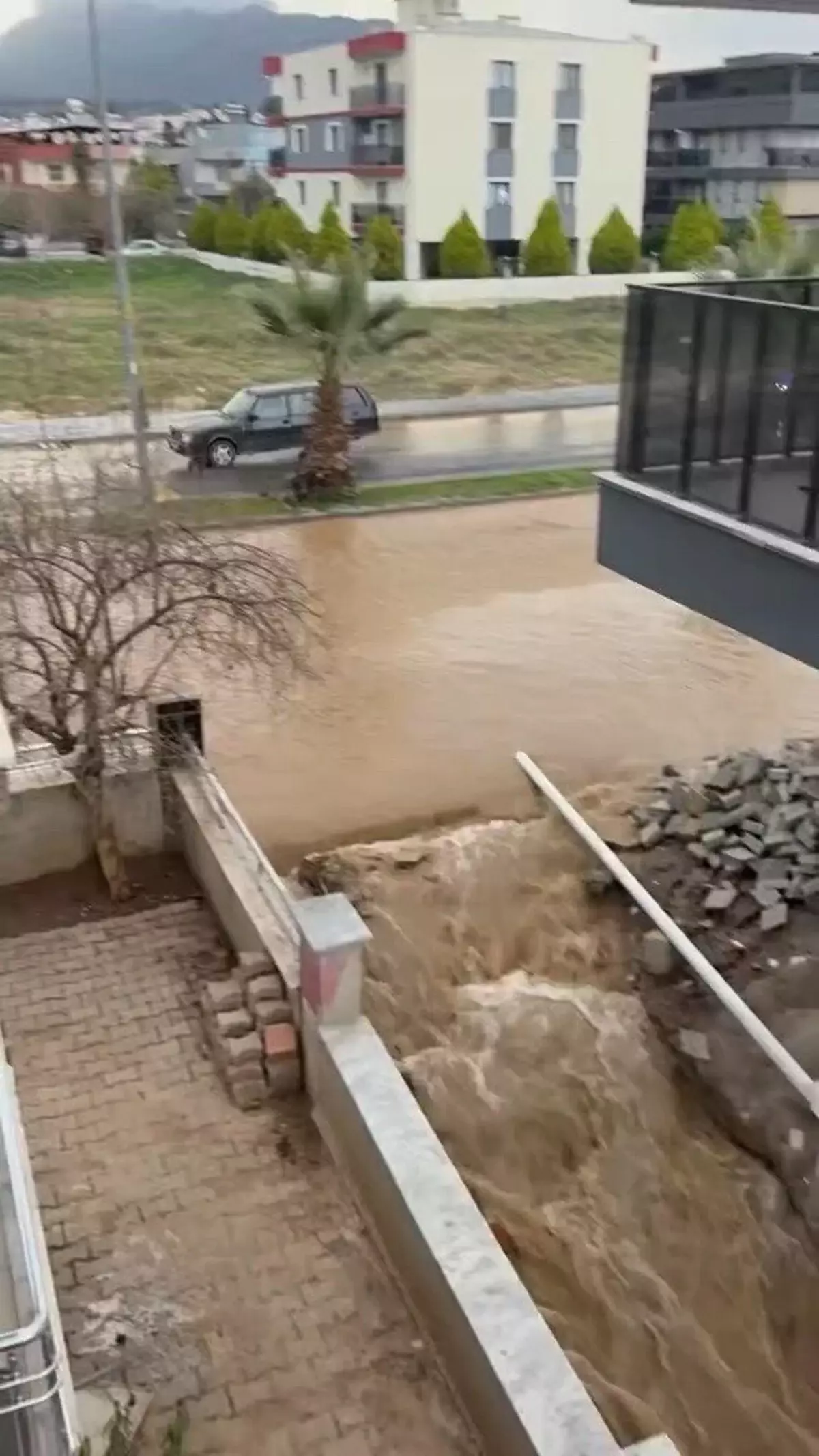 Aydın’da Şiddetli Sağanak ve Rüzgar Trafiği Zorladı