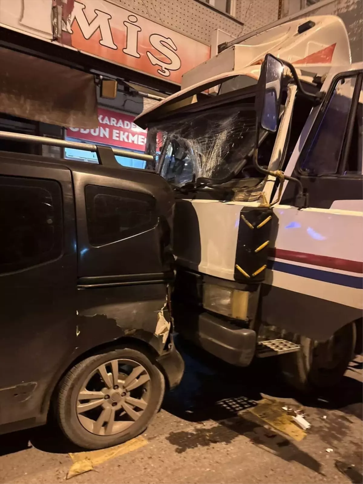 Bahçelievler’de Kontrolden Çıkan Kamyonet Park Halindeki Araçlara Çarptı