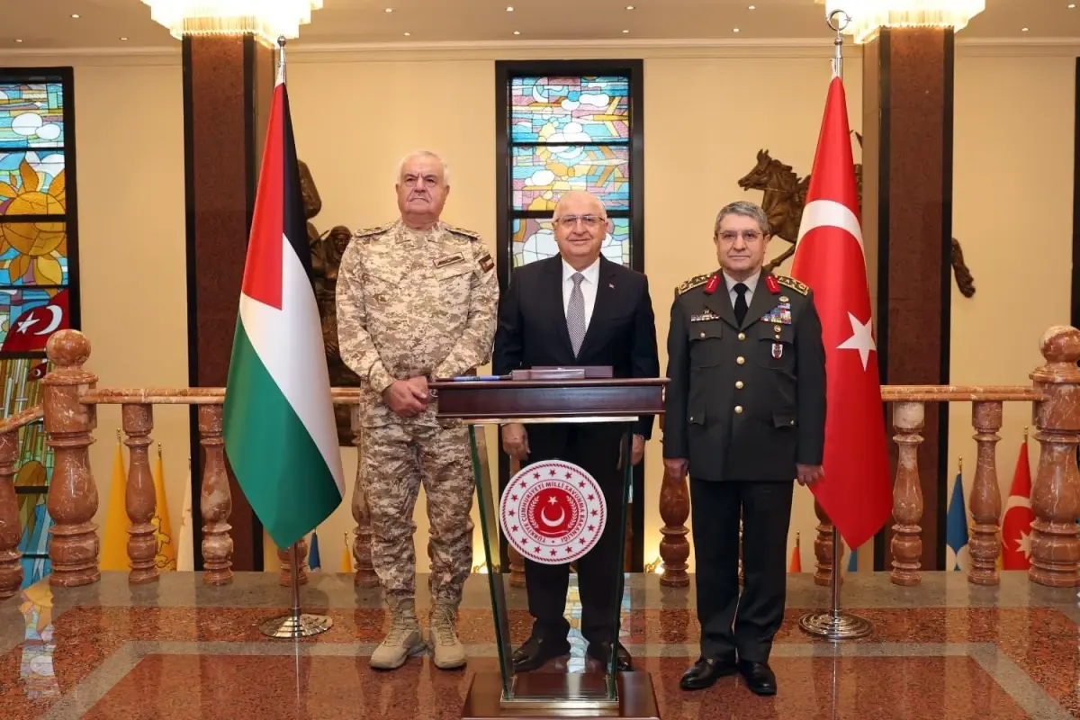 Savunma Bakanı Yaşar Güler, Ürdün Genelkurmay Başkanı Tümgeneral Hnaity ile Görüştü