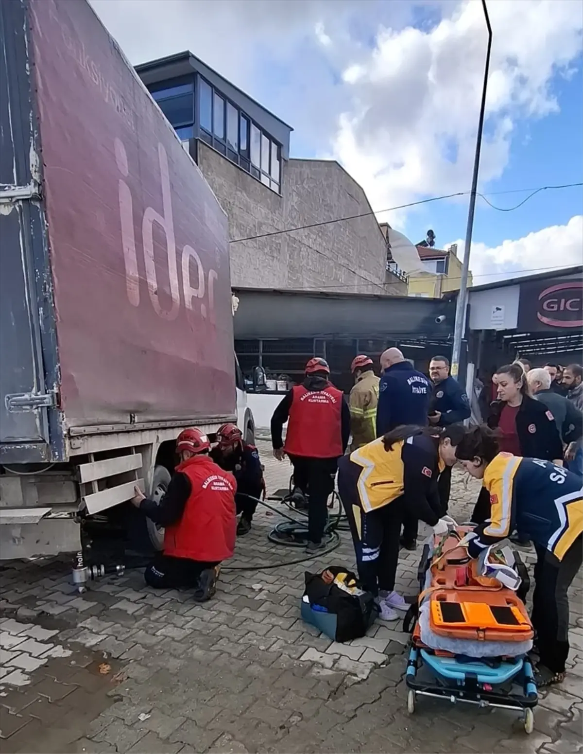 Edremit'te Kamyonet Altında Kalan Kişi İtfaiye Ekipleri Tarafından Kurtarıldı