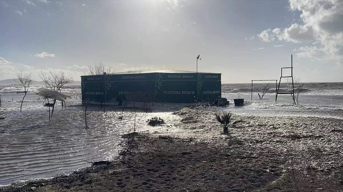 Balıkesir Sahillerinde Lodos Sonrası Su Seviyeleri Yükseldi, İşletmeler Zarar Görüyor