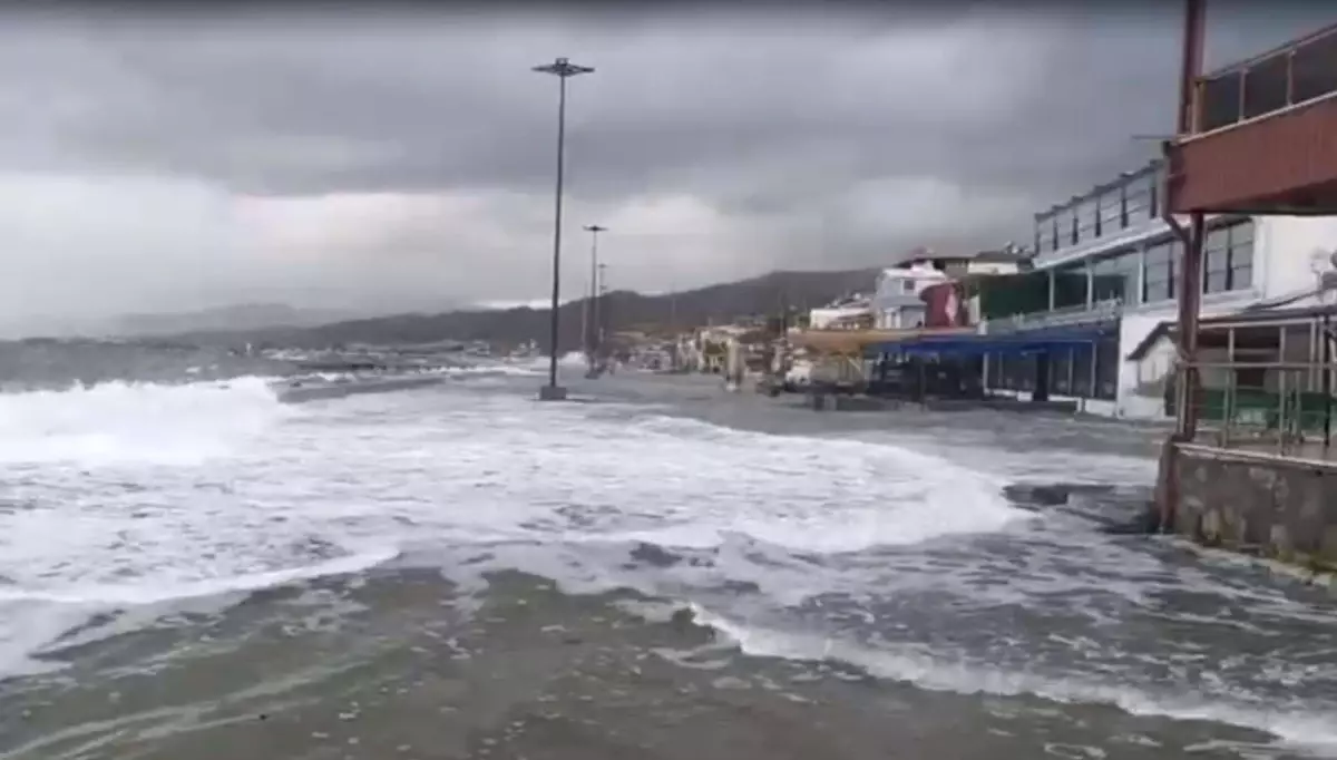 Edremit’te Şiddetli Lodos ve 2 Metreye Kadar Dalga Yükselişi