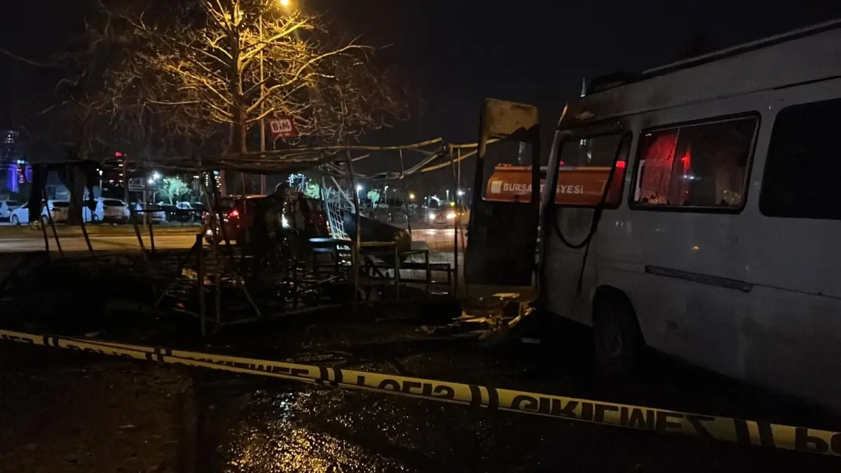 Bursa’da Boş Barakada Çıkan Yangın Minibüsü Yok Eden Ateşle Son Buldu
