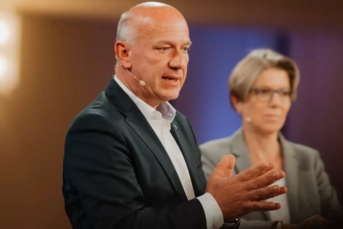 Berlin'de Kayıp Elektriğin Ortasında Belediye Başkanı Tenis Kortunda