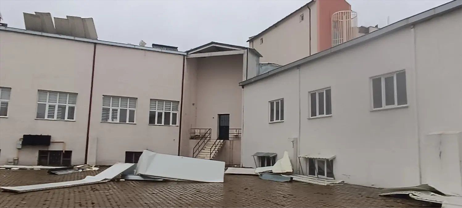 Bilecik’te Şiddetli Rüzgarlar Çatıları Uçurdu, Ağaçlar Devrildi