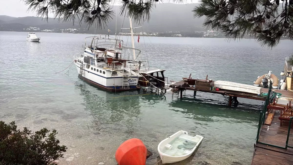 Bodrum’da Şiddetli Fırtına İki Tekneyi Batırdı, Feribot Seferleri İptal Edildi