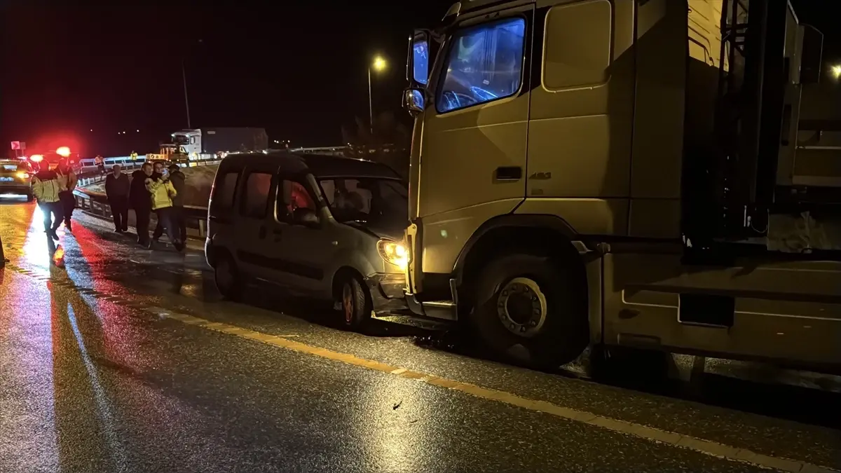 Bolu’da TIR ve Hafif Ticari Araç Çarpıştı: 3 Kişi Yaralı