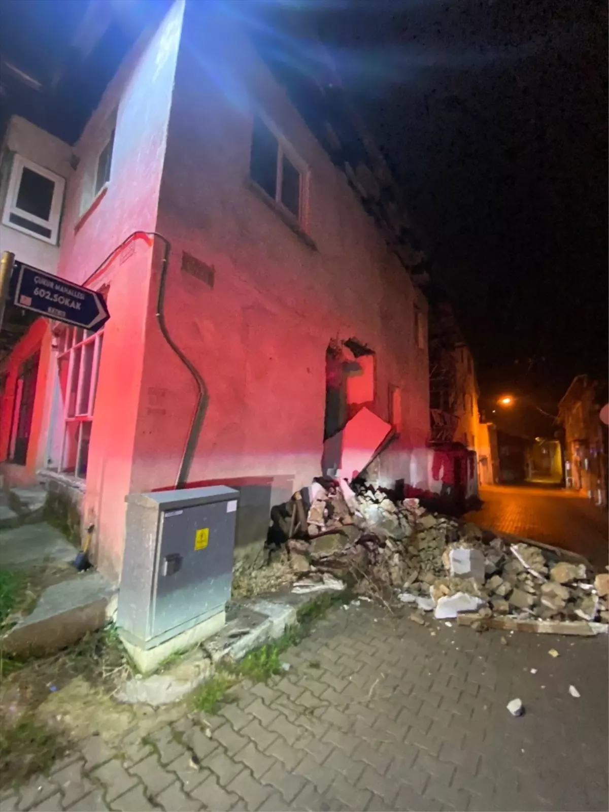 Bucak'ta Kullanılmayan İki Katlı Kerpiç Evde Duvar Çökmesi