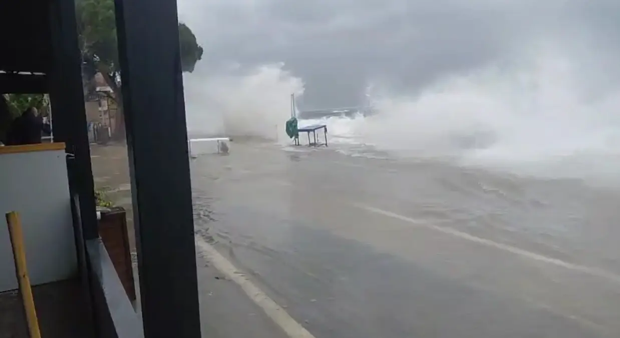 Bursa’da 68 km/saat rüzgarla şiddetli fırtına ve yoğun yağış hayatı felç etti