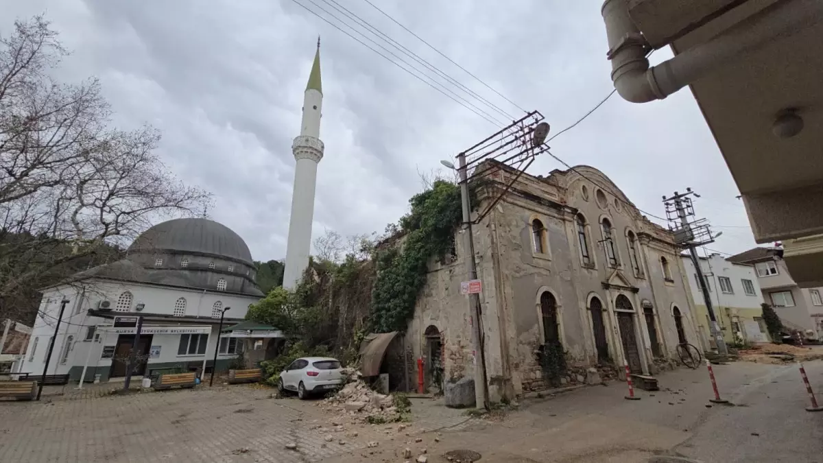 Mudanya’da Lodos: Tarihi Kilise Duvarı Çöktü, Seralar Büyük Zarar Gördü