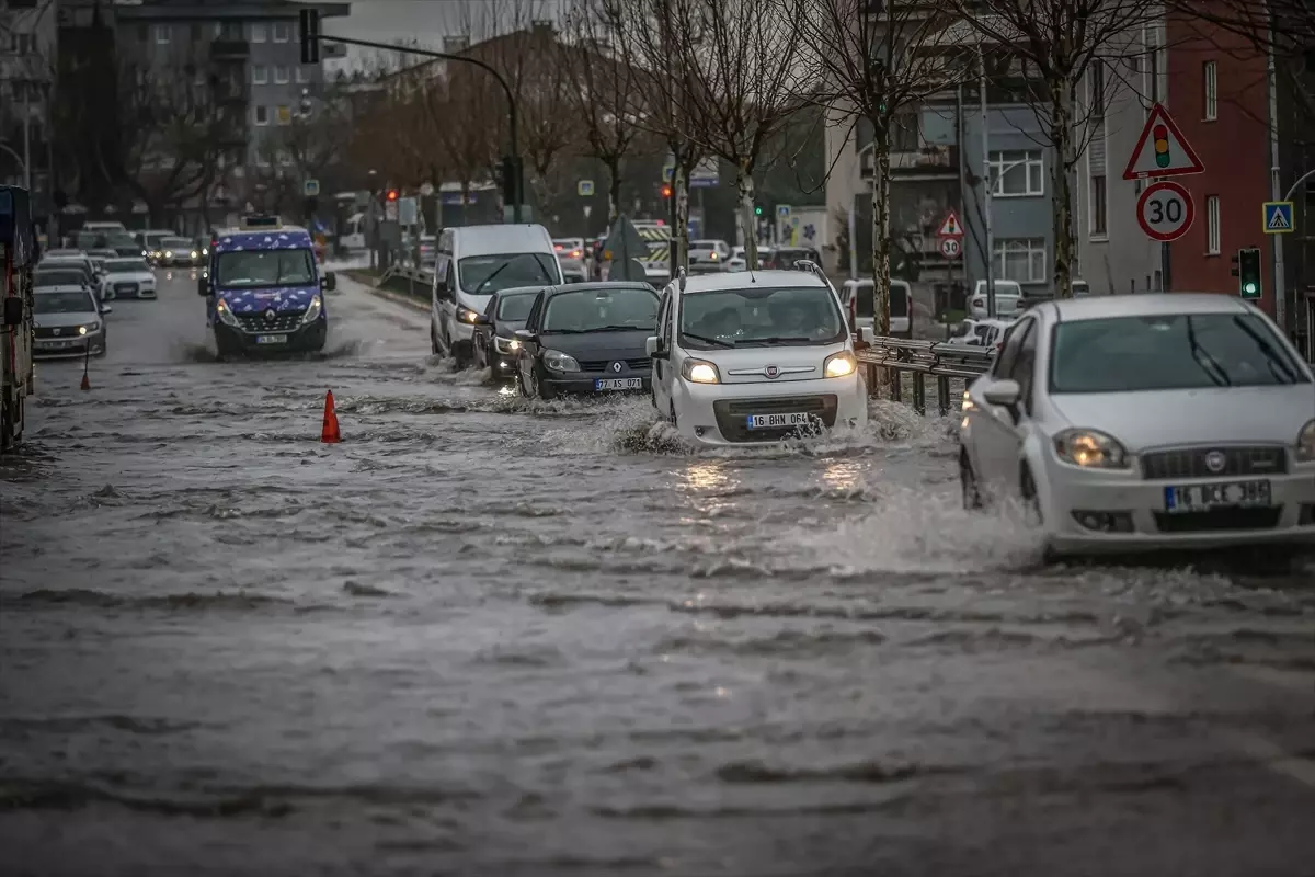 Bursa’da Şiddetli Sağanak ve Fırtına Trafiği ve Altyapıyı Etkiliyor