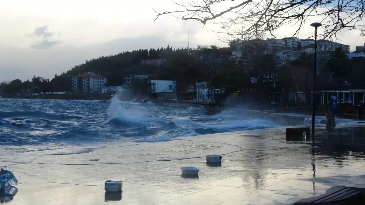 Lodos Fırtınası Çanakkale Boğazı’nda Feribot Seferlerini İptal Etti