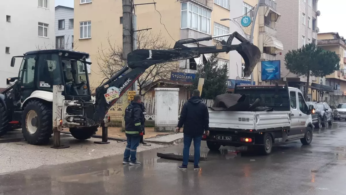 Körfez'de Şiddetli Rüzgar Çatı Malzemesini Araca Düşürdü