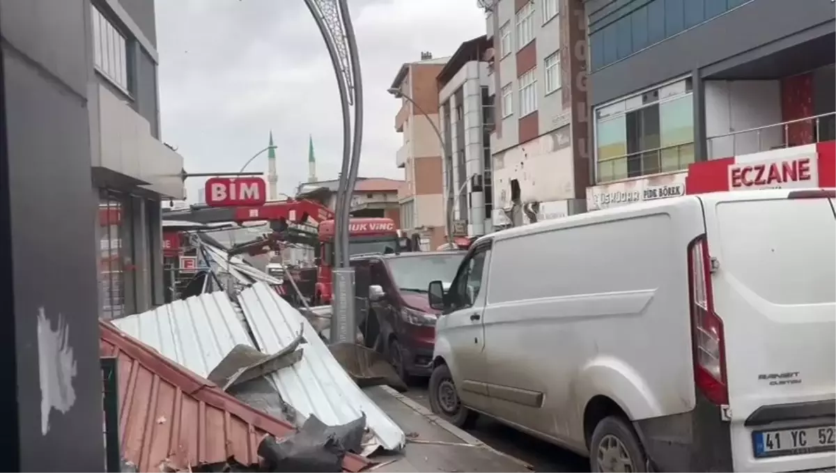 Kocaeli'de Şiddetli Rüzgar Çatı Parçasını Sokakta Uçurdu