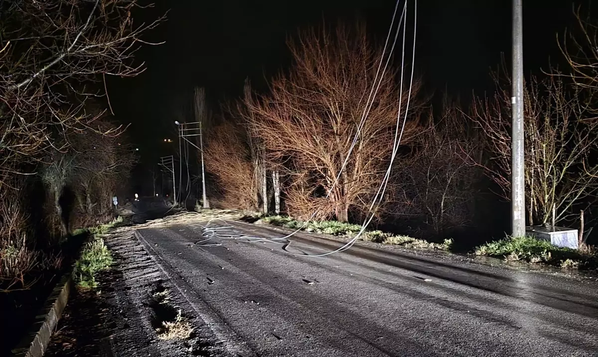 Çorum’da Şiddetli Rüzgarlar Elektrik Kesintilerine ve Trafik Aksamalarına Yol Açtı