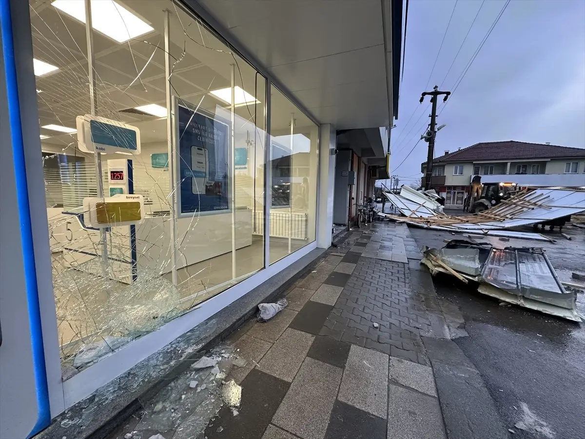 Düzce ve Kocaeli'de Şiddetli Rüzgar Çatılara ve Ağaçlara Zarar Verdi