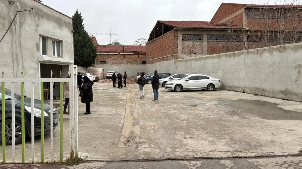 Eskişehir’de Şiddetli Rüzgar Çatıları Yıktı, Altı Araç Hasar Aldı