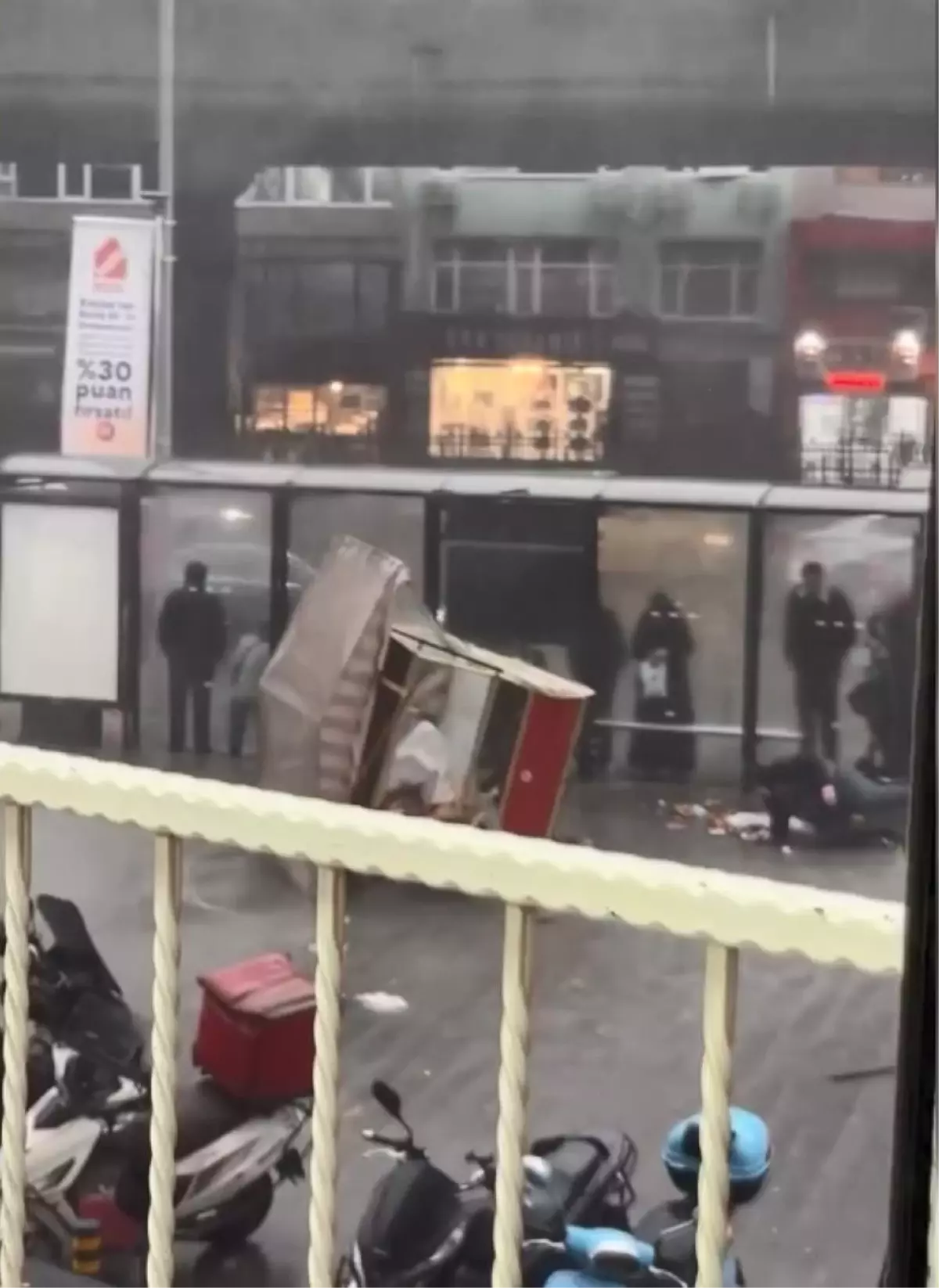 İstanbul’da Şiddetli Fırtına İnşaat İskelesini Yıkarak Şehri Hasara Sürükledi