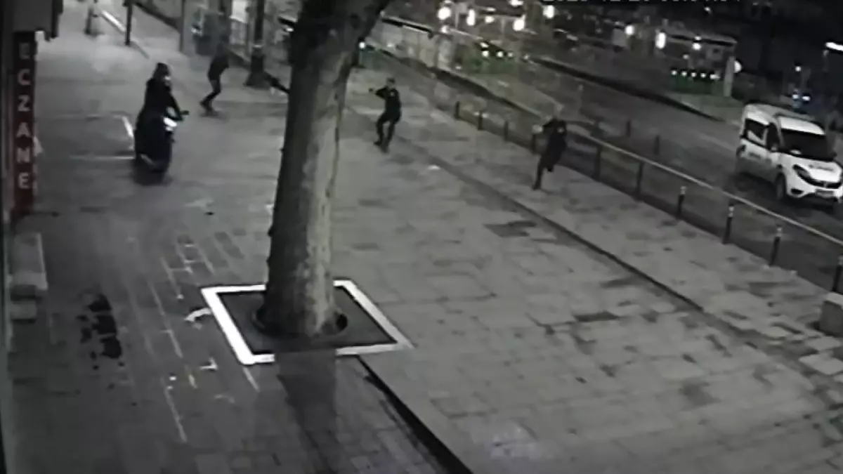 Fatih’te Motosikletli Şüphelilerden Silahlı Saldırı ve Polis Takibi