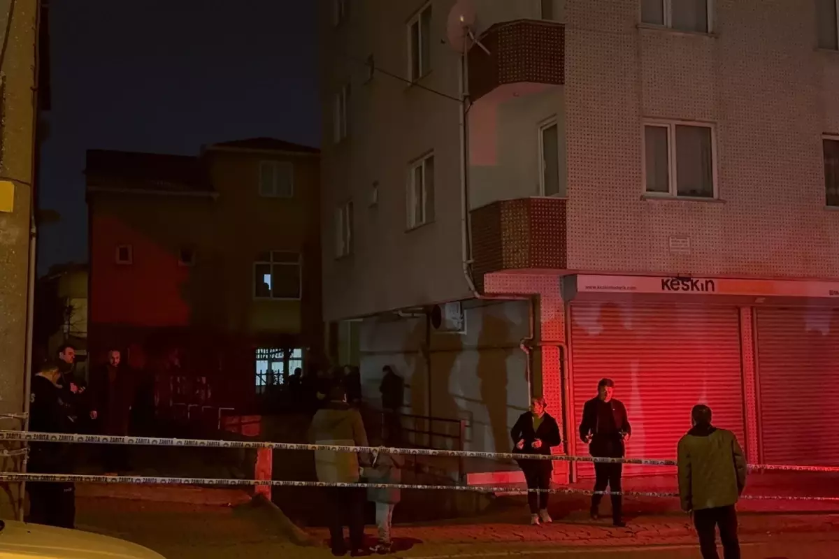 Gebze'de 5 Katlı Apartmanın Girişindeki Çukur Nedeniyle Zorunlu Tahliye