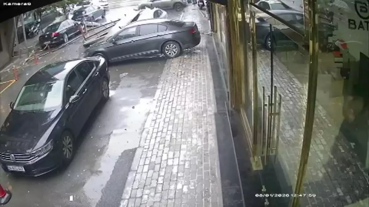 Güngören'de Şiddetli Rüzgar Çatı Parçalarını Düşürerek 3 Aracın Üzerine Çarptı