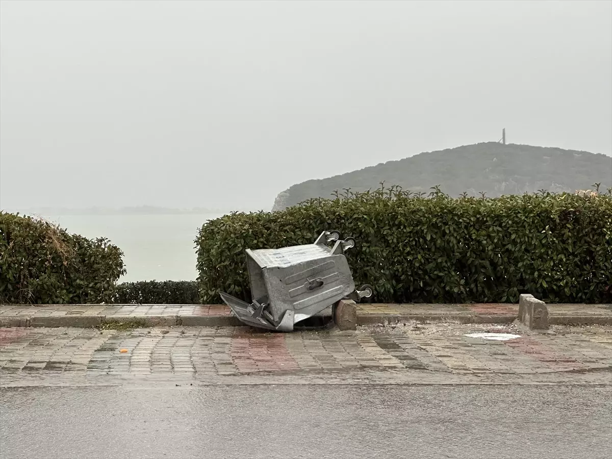 Eğirdir'de Şiddetli Rüzgar ve Sağanak Yağış Şehri Etkiledi