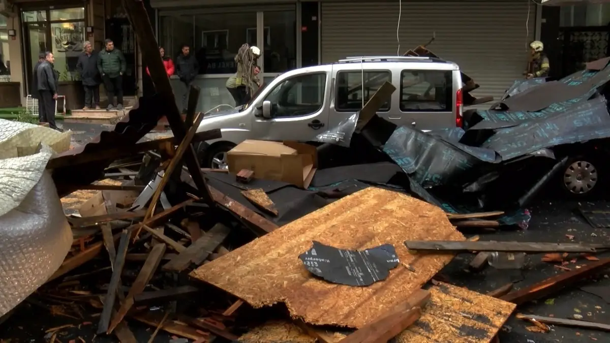İstanbul’da Şiddetli Fırtına: Çatılar Uçtu, Ağaçlar Devrildi, Sokaklar Göl Haline Geldi