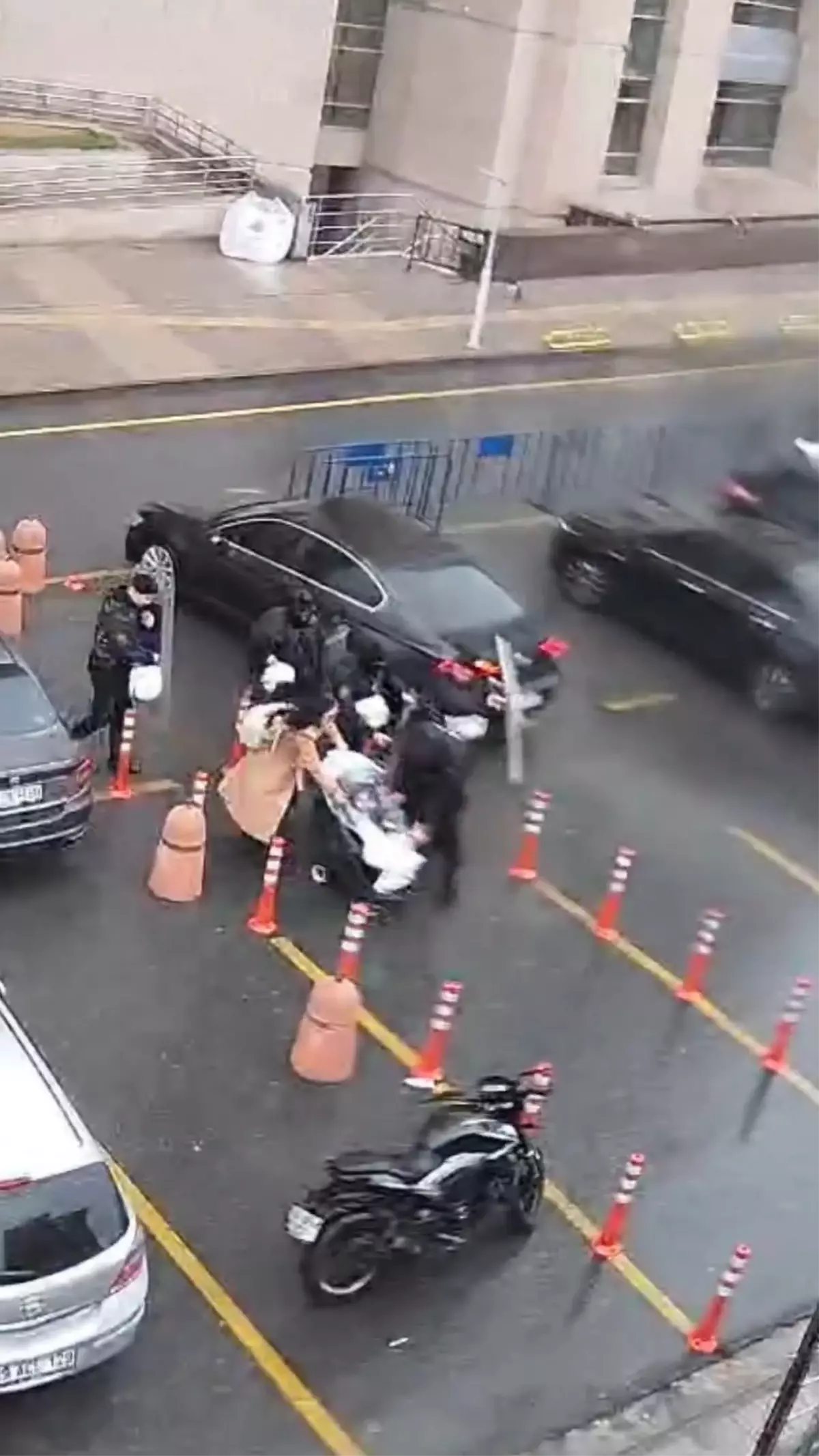 İstanbul’da Şiddetli Fırtına Sırasında Polis, Anne ve Bebeği Kalkanıyla Korumaya Alındı