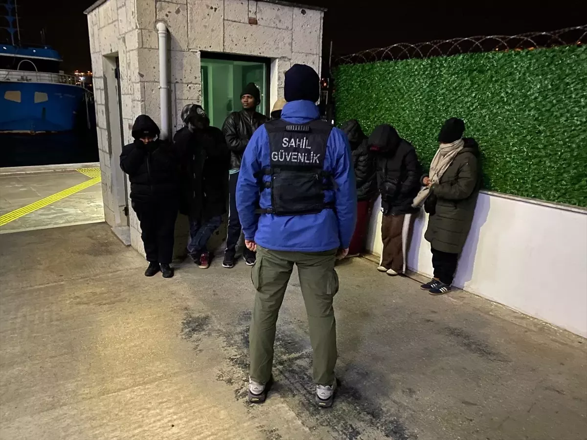 Foça’da 10 Düzensiz Göçmen ve 3 Kaçakçı Şüpheli Gözaltına Alındı