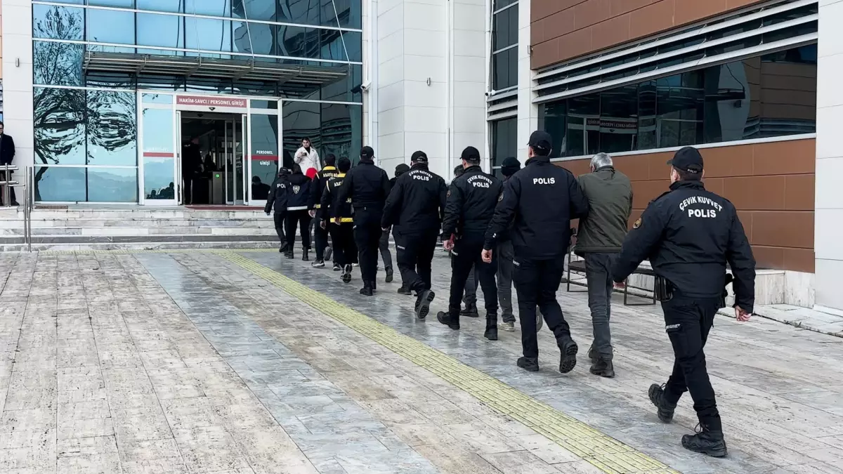 İzmir Ödemiş'te Fuhuş Operasyonu: 8 Kişi Gözaltına Alındı, 3 Yabancı Kadın Sınır Dışı Edildi