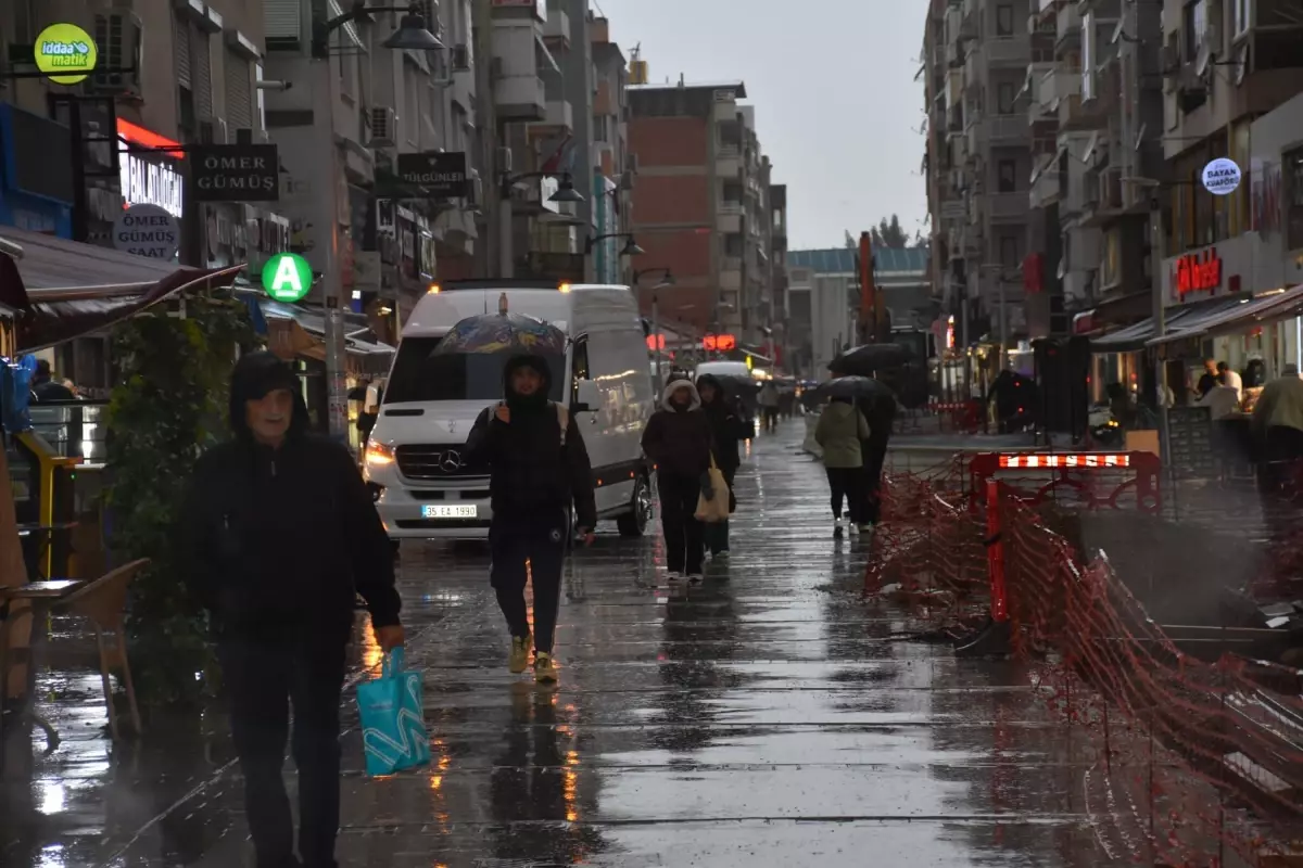 İzmir Kemeraltı Çarşısı'nda Şiddetli Yağmur Sonrası Su Baskını: Esnaflar Zor Durumda