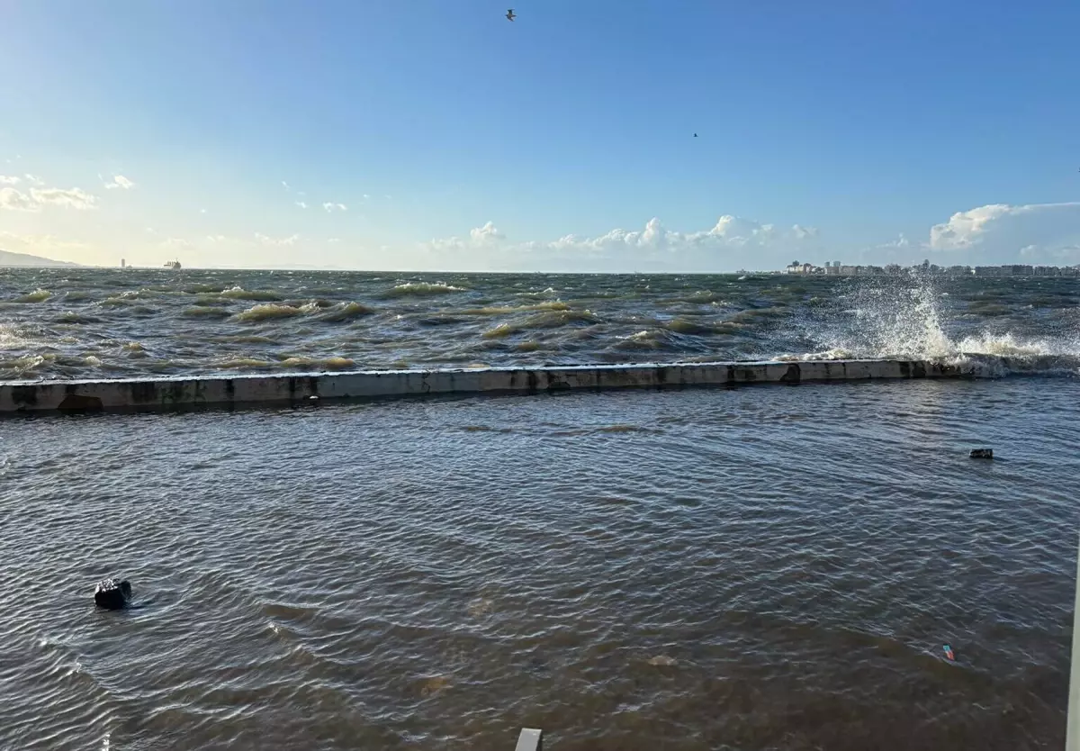 İzmir'de Kuvvetli Rüzgar Sonrası Denizde Gözlemlenen Sel Etkisi