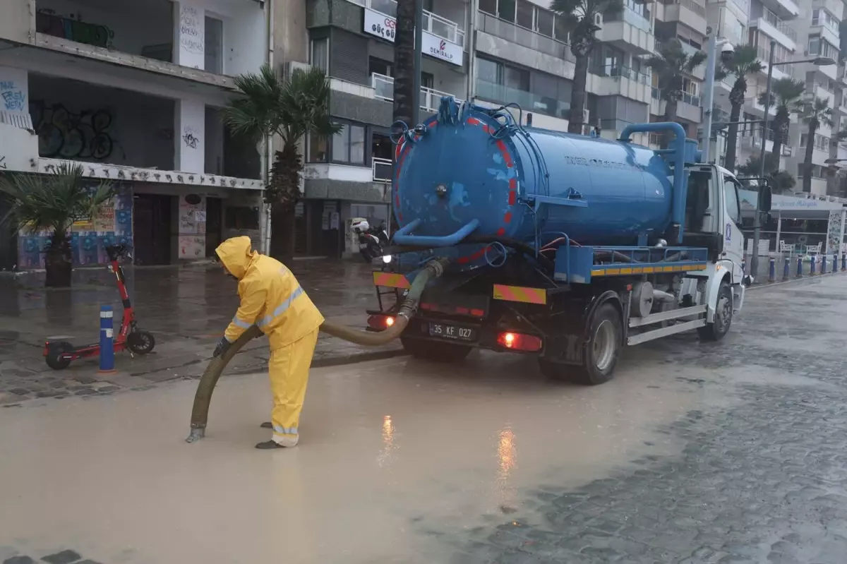 Şiddetli Rüzgar İzmir'de Ağaç Devrildi, 3 Aracın Hasar Aldığını Görüntüledi