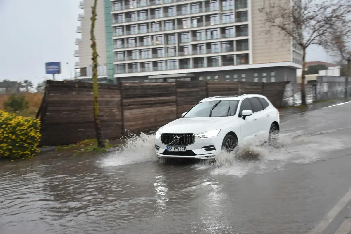 İzmir'de Şiddetli Sağanak Yağış Trafiği Zorladı